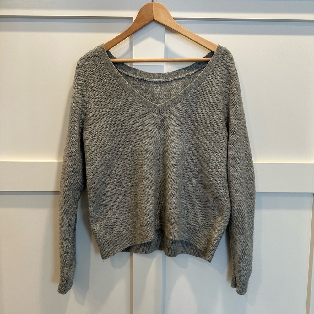 Abercrombie Gray V Neck Women’s Knit Sweater